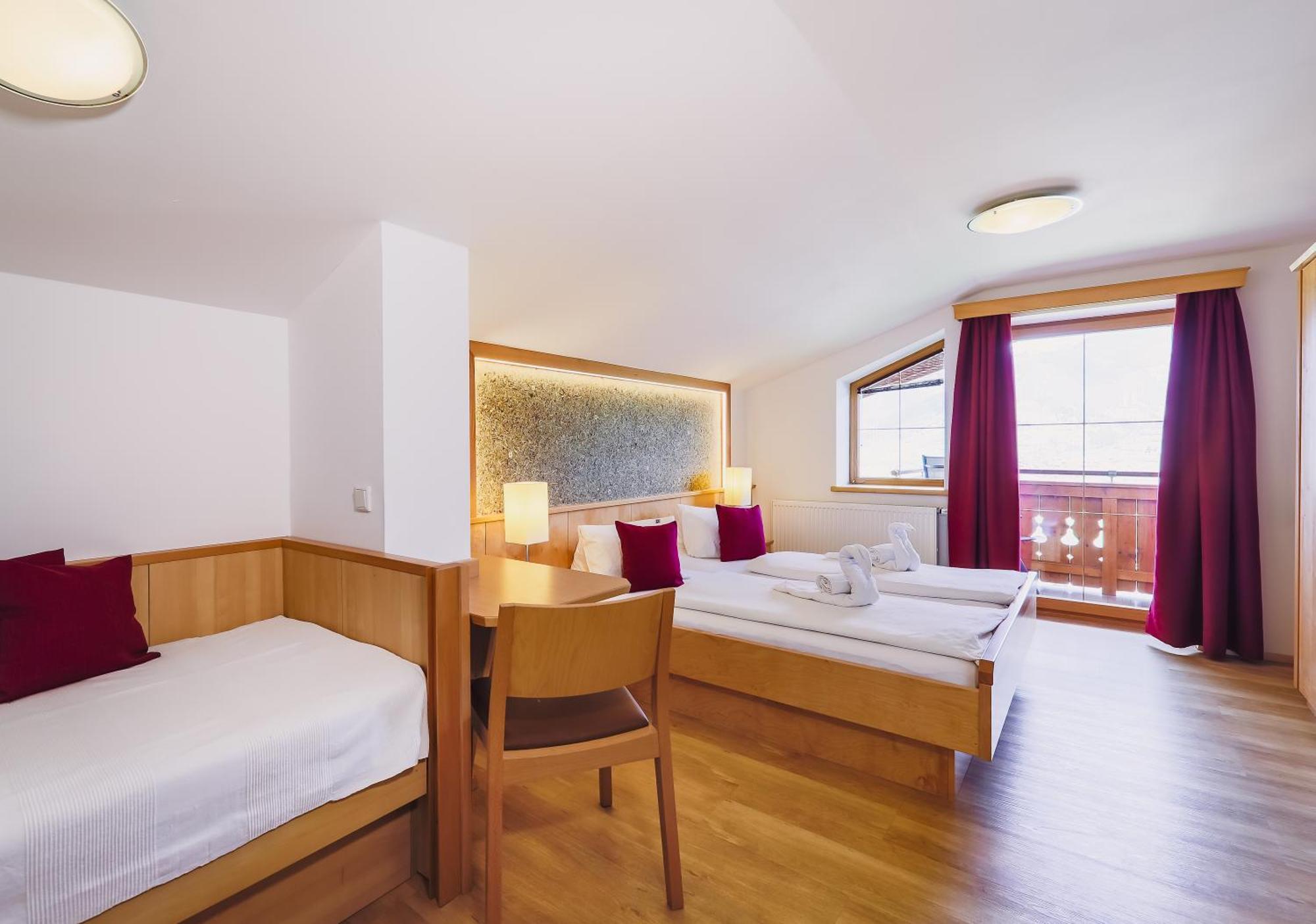 Panorama Hotel Guggenbichl - Inkl Sommerkarte, Einmaliger Eintritt Ins Tauern Spa & Bester Ausblick Ueber 卡普伦 外观 照片