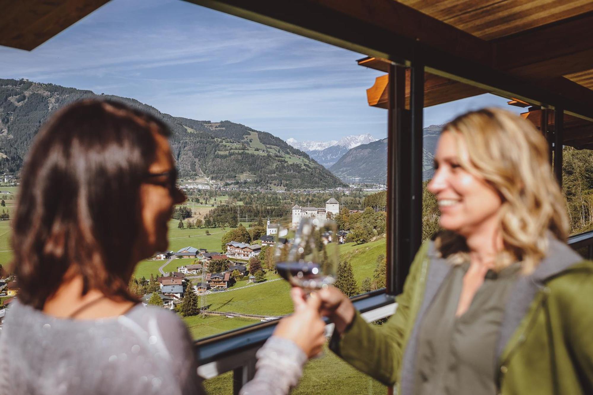 Panorama Hotel Guggenbichl - Inkl Sommerkarte, Einmaliger Eintritt Ins Tauern Spa & Bester Ausblick Ueber 卡普伦 外观 照片