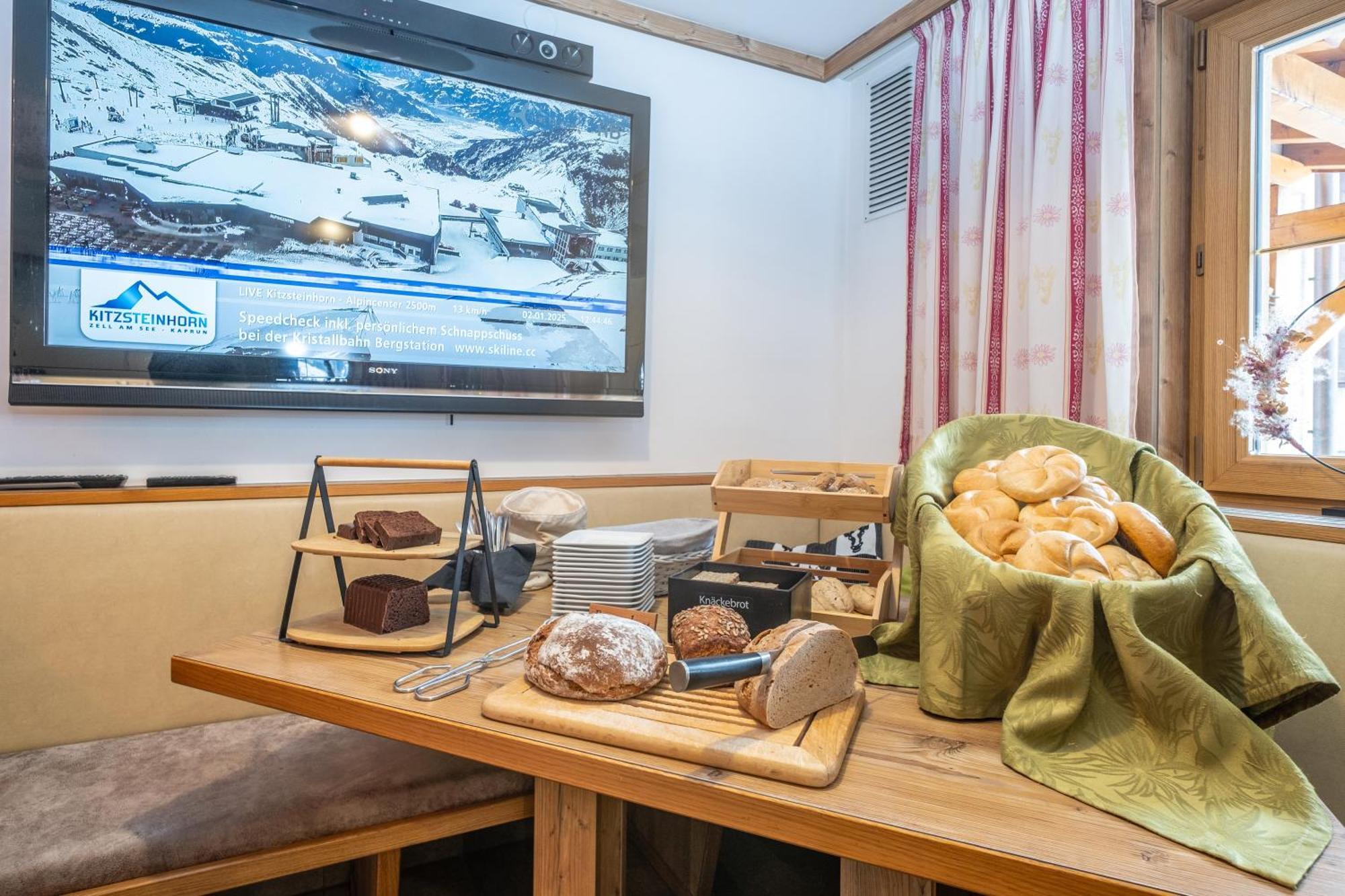 Panorama Hotel Guggenbichl - Inkl Sommerkarte, Einmaliger Eintritt Ins Tauern Spa & Bester Ausblick Ueber 卡普伦 外观 照片